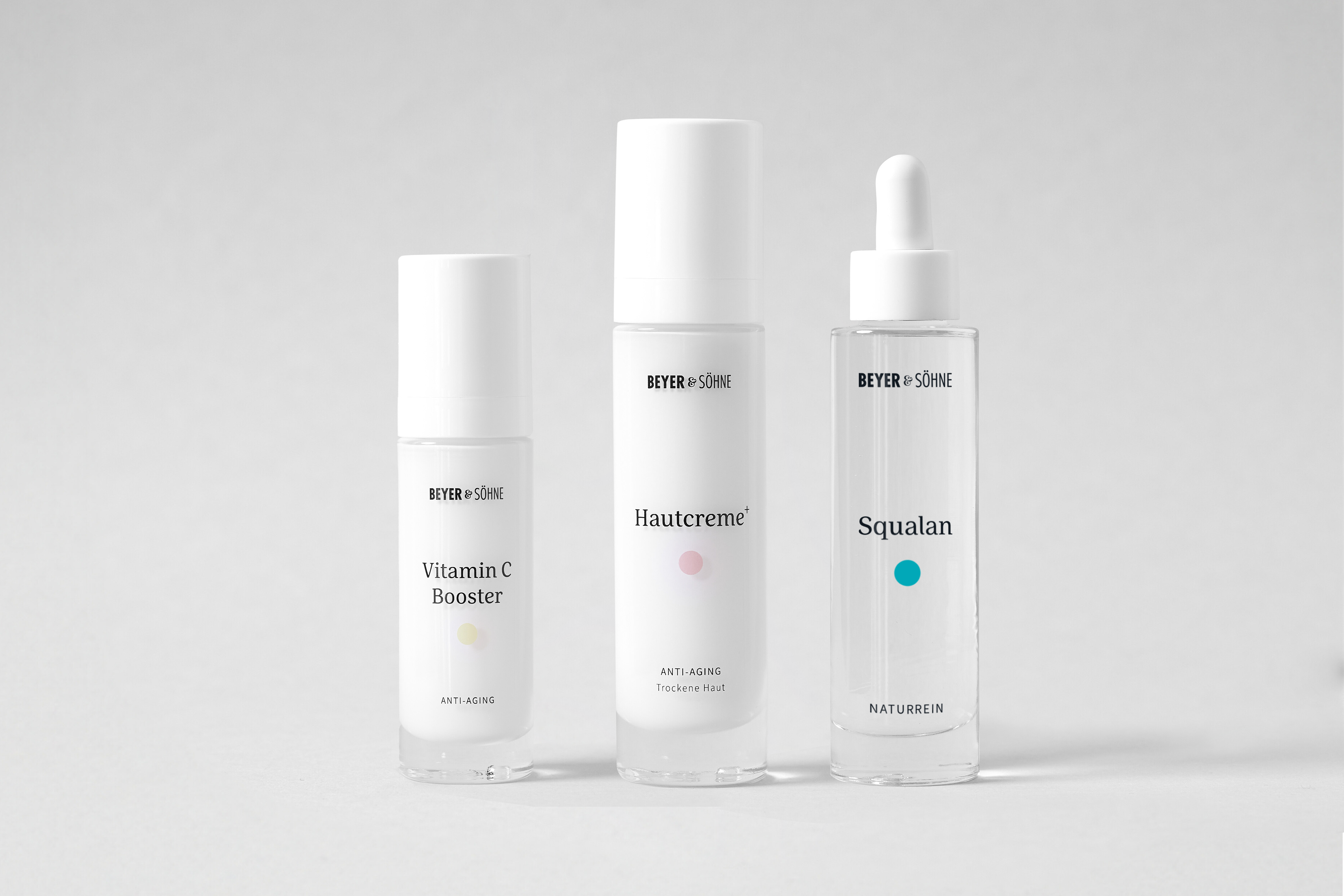 Die Bestseller von Beyer & Söhne: Vitamin C Booster, Hautcreme+ für trockene Haut und Squalan. Minimalistisches Design mit Fokus auf hochwertige, hautfreundliche Formulierungen für Anti-Aging und intensive Pflege.